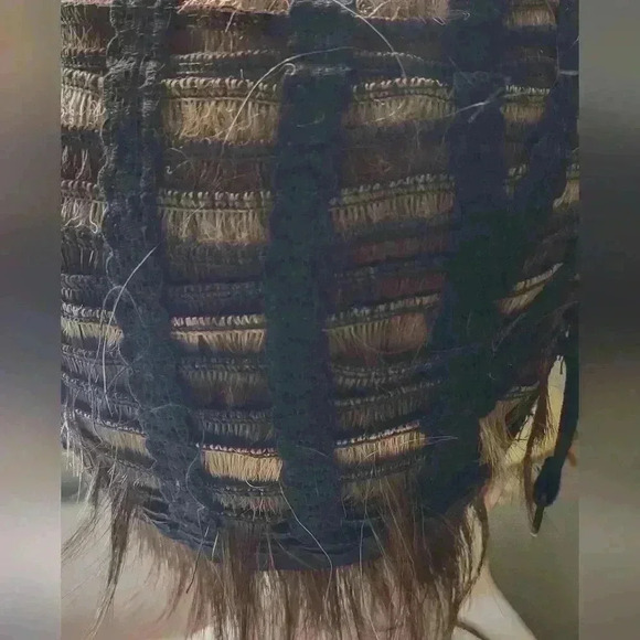 Short Synthetic full wig heavily highlighted - Picture 12 of 14